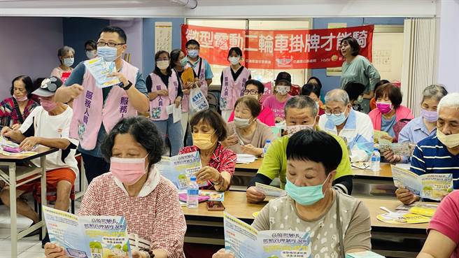 新竹市监理站与新竹市警察局、新竹市政府、明湖里里长林汶蓉，14日联合举办「长者安康端午关怀」活动。（新竹市政府提供／王惠慧新竹传真）