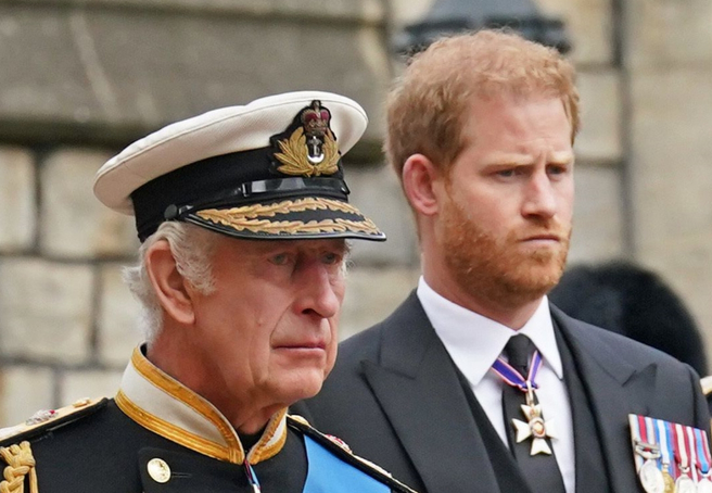 英王查尔斯和次子哈利2022年9月19日在温莎（Windsor）为女王移灵的神情。（达志图库/TGP）