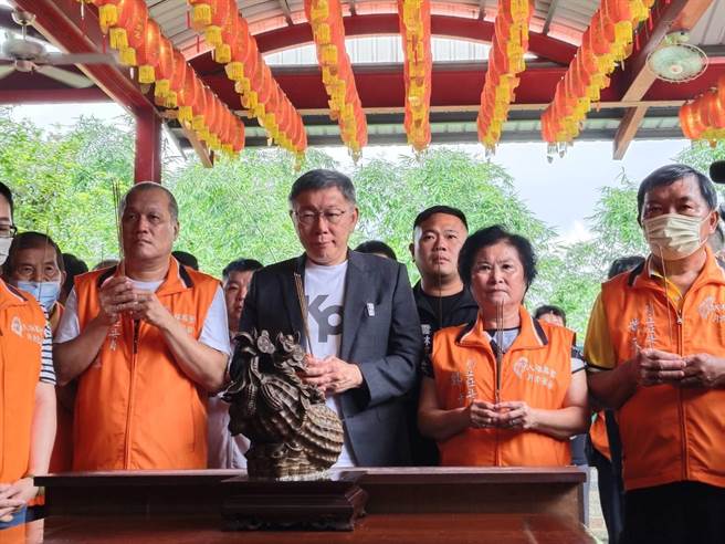 拟参选2024总统的民眾党主席柯文哲今天到嘉义市大福兴宫参香。（廖素慧摄）