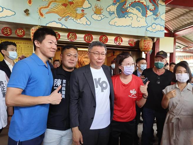 民眾党主席柯文哲参访大福兴宫，一一与热情的民眾拍照。（廖素慧摄）