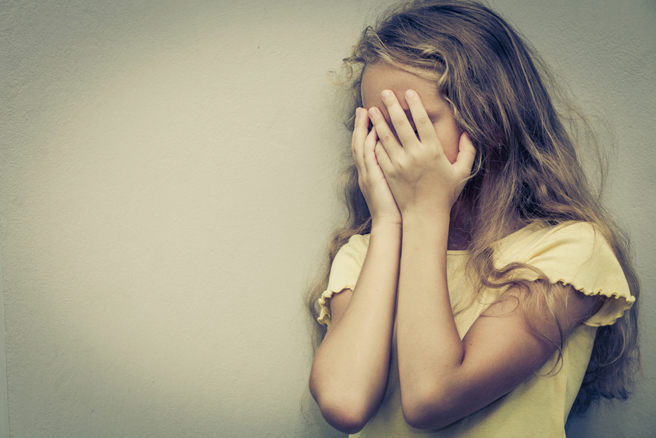 变态男当街吃少女豆腐，5岁女童趴妈身上睡「遭袭臀」，法官重判。（示意图／Shutterstock）