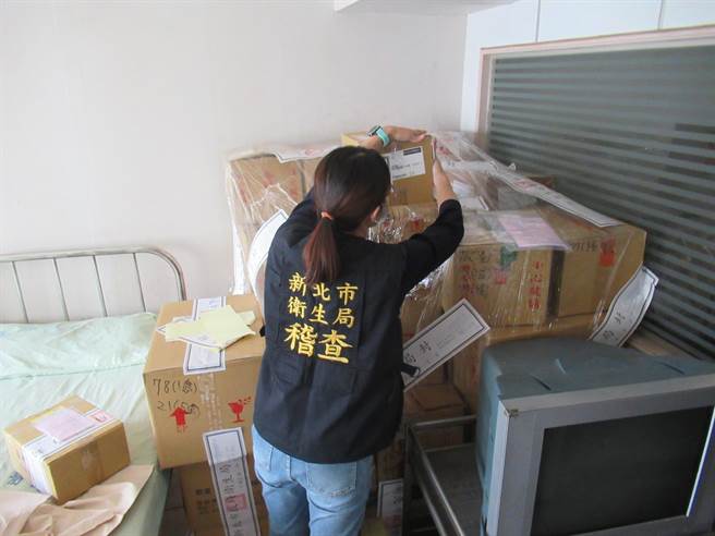 新北市新莊區「康福診所」被爆出使用過期藥品，新北市衛生局今表示，局處曾在4月28日、5月3日及5月22日多次前往診所查核，發現該診所有調劑逾期藥品，現場已命令業者下架，封存達114項違規產品。（新北市衛生局提供）