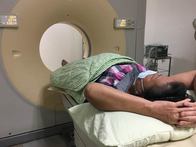 南投縣1名家庭主婦因媽媽、姐姐陸續罹患肺癌，她就醫接受LDCT篩檢，發現2顆毛玻璃狀結節，為肺腺癌第1期。（南投醫院提供／楊靜茹南投傳真）