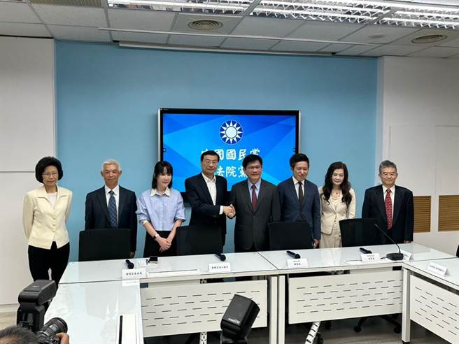 总统府秘书长林佳龙今天陪同4位大法官被提名人拜会立法院朝野党团。（杨亚璇摄）