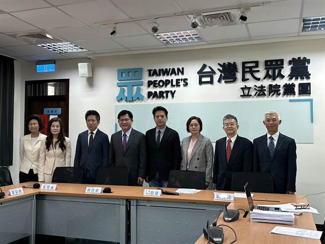 总统府秘书长林佳龙今天陪同4位大法官被提名人拜会立法院朝野党团。（杨亚璇摄）