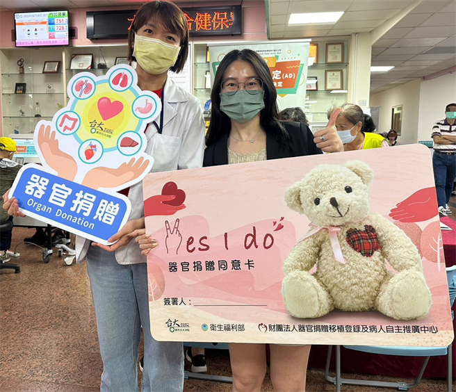 现场民眾热情支持器官捐赠同意书签署注记健保卡。（新竹台大提供／王惠慧新竹传真）