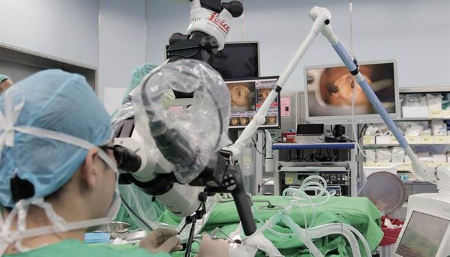 该手术显微镜具有专业光学显微系统及稳定可靠的高性能180瓦氙气灯光源，有助于医师在治疗过程中，更容易深入观察视野盲点。（新竹马偕提供／王惠慧新竹传真）