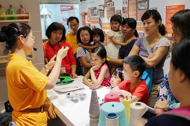 吴福洋袜子故事馆提供寓教于乐的织袜教育休閒环境，今年首度获选「国际亮点观光工厂」。（经发局提供）