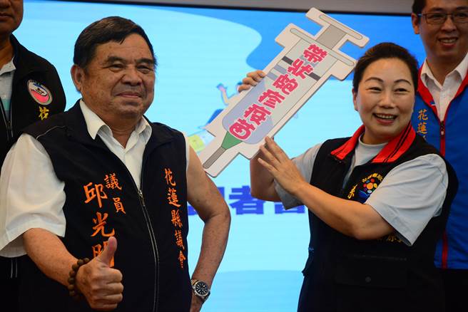 花莲县府推动带状疱疹公费疫苗，出席记者会的县议员邱光明符合条件，县长徐榛蔚鼓励他快施打。（王志伟摄）
