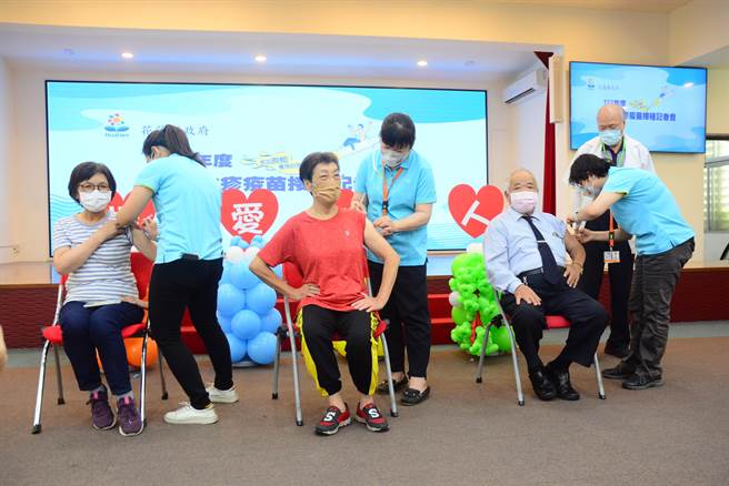 带状疱疹疫苗记者会安排长辈现场施打，医师吕贤权说，打完疫苗后不需揉，返家后多喝水、休息即可，施打此疫苗保护期可达10年。（王志伟摄）