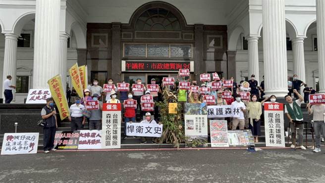 台鐵高雄機廠都更恐危及廠內近千棵大樹，護樹協會、民間團體今日到高雄市議會門口前陳情抗議。（崔正綱攝）