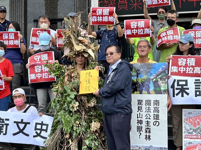 由高雄市都發局長吳文彥到場收下陳情書。（崔正綱攝）