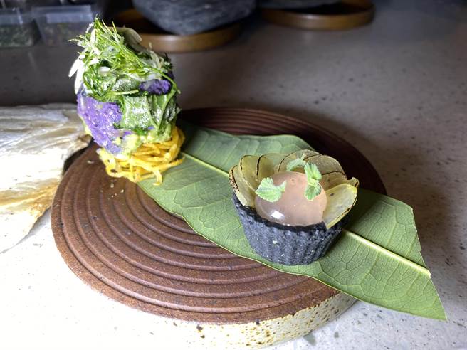 马鞭草精华＆甘藷莎拉：塔壳散发白胡椒香气，透明晶球包覆浓郁芦笋康普茶风味。紫色甘藷沙拉结合了不同风味来呈现。（冯惠宜摄）