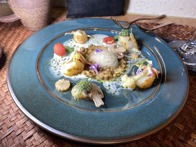 干贝和腌渍蔬菜们：将干贝煎至焦香，桑葚、香槟葡萄和玉米等腌制元素为这道菜增添酸味，中间以盘扁豆沙拉和蘑菇片舖陈，让整道菜更丰富。（冯惠宜摄）