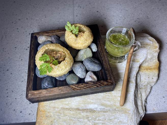 以包藏鲭鱼馅、黄洋葱和鳕鱼肝的印度脆球，象徵：徵抵达印度，而杯中盛装的是秘鲁腌汁，加入酥球中食用，更增美味。（冯惠宜摄）