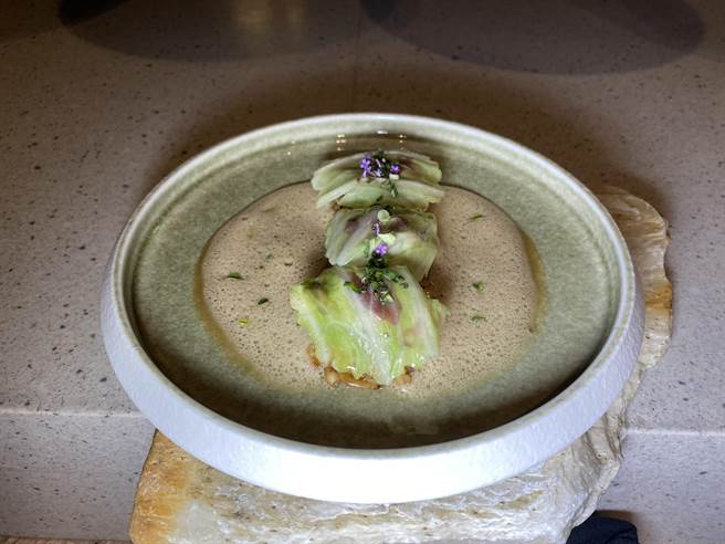 採用优质牛肉，简单地用柠檬腌制，然后在热煎锅上烤制，搭配洋薏仁和牛尾汤泡沫的独特风味，再铺上代表台湾的高丽菜，将台美混搭的亚洲精神用料理呈现。（冯惠宜摄）