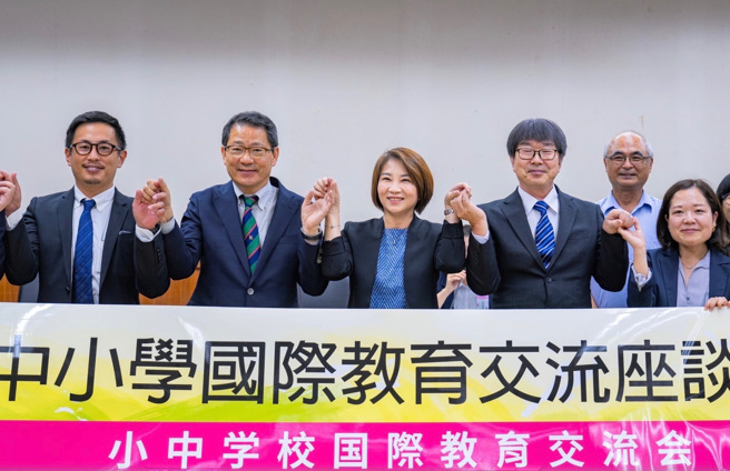 京都府、和歌山县中小学教育交流团到访屏东，屏东县长周春米(中)盼开拓与日本的国际教育交流。(图取自周春米脸书)