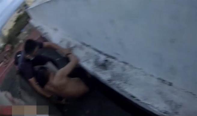 刘嫌躲入透天厝夹缝中仍被逮。（翻摄照片／高雄洪靖宜传真）