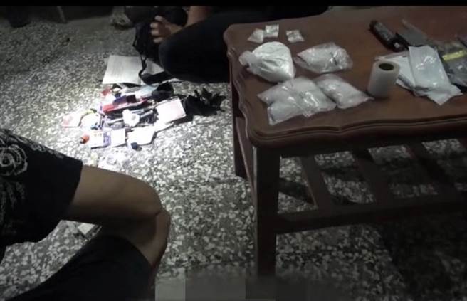 警方于现场查扣毒品。（翻摄照片／高雄洪靖宜传真）