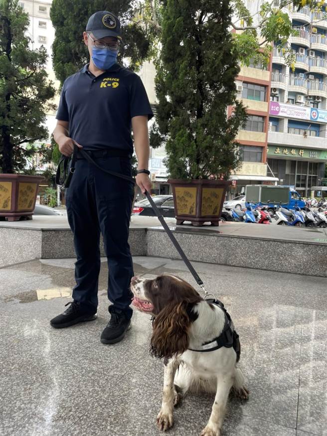 保三总队警犬协助搜索。（翻摄照片／高雄洪靖宜传真）
