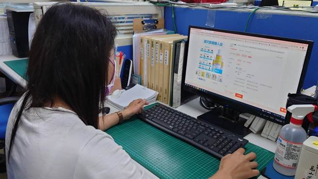 出国旅游携带环境用药商品入境，仅可自用，但不可以对外贩卖，也不能广告拍卖。(图／金门县环保局提供)