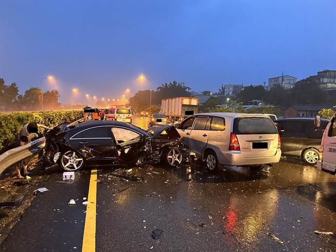 杨女驾驶的黑色轿车严重毁损。（民眾提供／李京升苗栗传真）