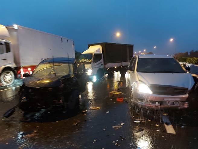 杨姓女驾驶自撞引发共8辆车连环追撞。（民眾提供／李京升苗栗传真）