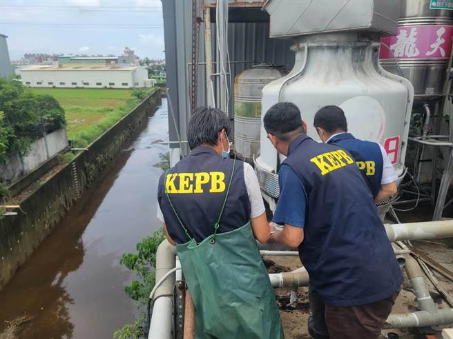 日前高雄河川汙染事件頻傳，高市府環保局14日主動稽查鳳山溪上游河道，發現鳳山圳滯洪池旁河道遭油汙汙染，隨即啟動應變措施並實施調查。（高市府環保局提供／洪浩軒高雄傳真）
