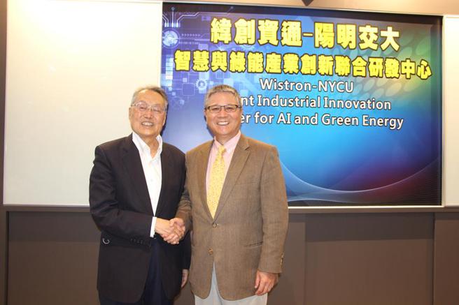 阳明交大与纬创资通今(14)日宣布成立「智慧与绿能产业创新联合研发中心」。图左起为宏碁创办人施振荣、纬创董事长林宪铭。（图／施先生办公室提供）