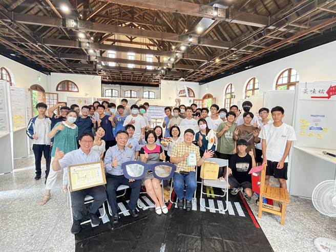 新竹市政府勞工處處長黃錦源與處內主管參訪，新竹高中校長郭珍祥與師生接待講解。（新竹高中提供／王惠慧新竹傳真）