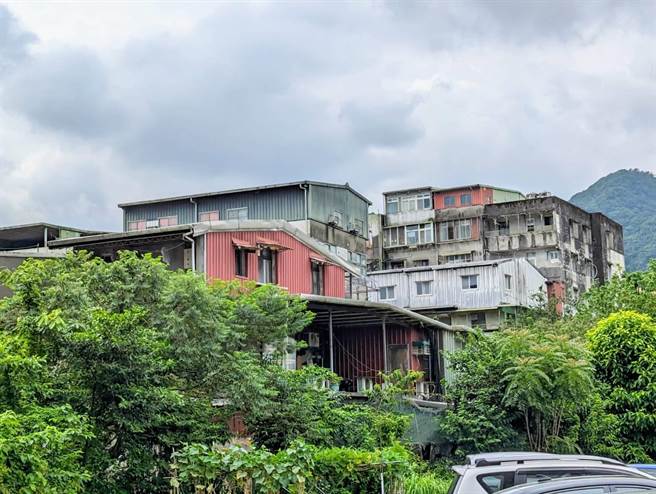 基隆市高屋龄的房子很多，市议员提案希望市府放宽现行搭盖防漏屋顶的相关规定。（张志康摄）