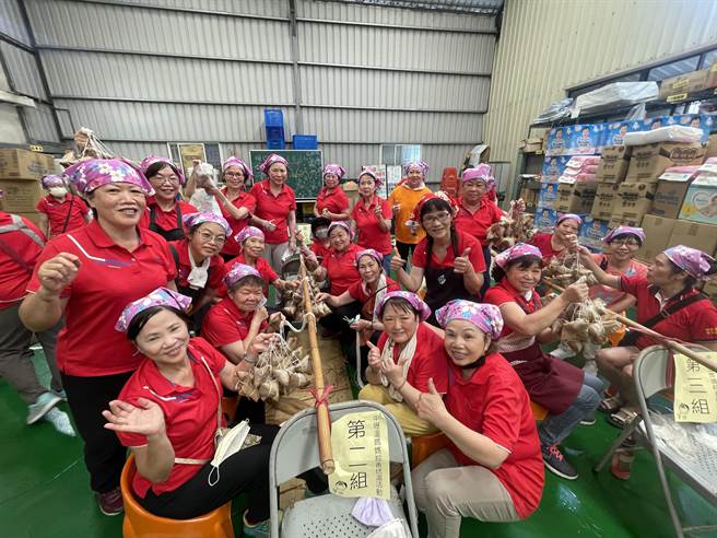 桃园家扶志工队包粽1200颗，分送南桃园扶助家庭。(吕筱蝉摄)