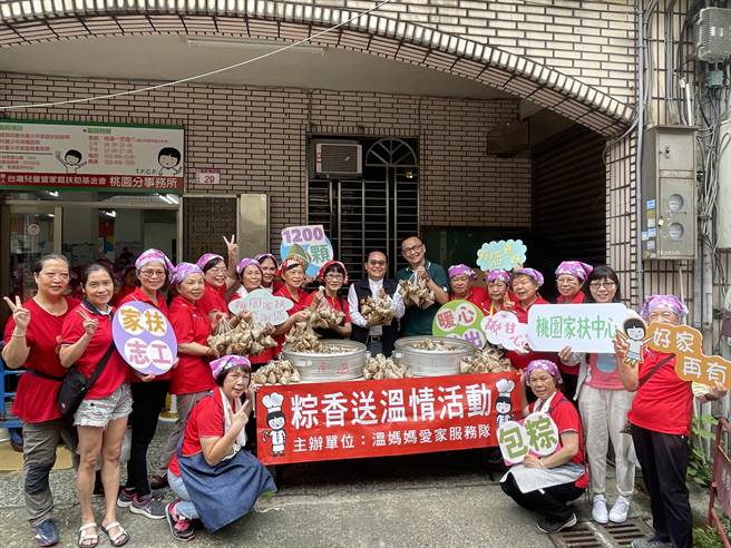 桃园家扶志工队包粽1200颗，分送南桃园扶助家庭。(吕筱蝉摄)