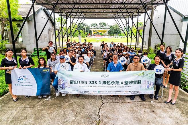 高雄燕巢橫山基地13日舉行「微光-期末成果展」，高雄市政府都發局、樹德科大老師等多人出席合影。（樹德科大提供／林瑞益高雄傳真）
