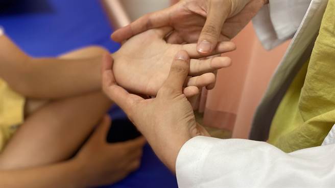 头份为恭医院利用中医疗法协助治疗自闭儿。（为恭医院提供／谢明俊苗栗传真）