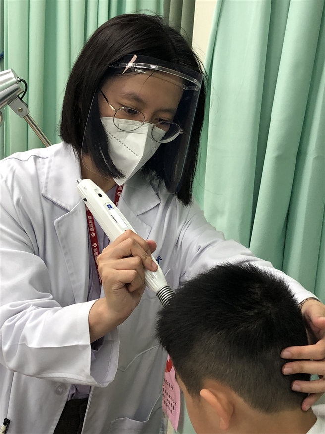 头份为恭医院医师陈晓平利用雷射针灸治疗自闭儿。（为恭医院提供／谢明俊苗栗传真）
