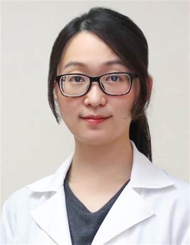 为恭医院儿童发展联合评估中心医师许瑜真解释自闭儿行为模式。（为恭医院提供／谢明俊苗栗传真）