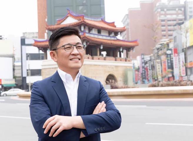 行政院政务顾问郑宏辉（图）遭爆曾对女子性骚扰，甚至直接掏出生殖器示意对方口交，虽然他本人发出4点声明澄清，但行政院直接解聘其职位，引起网友议论。（郑宏辉提供／邱立雅竹市报导）