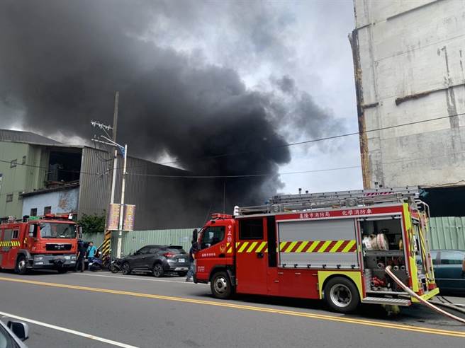 ▲基隆市中正路373号旧制冰厂旁空地14日上午9时许突然传出大火，现场黑烟瀰漫且产生恶臭，消防局即刻灌救。（基隆市消防局提供／徐佑升基隆传真）