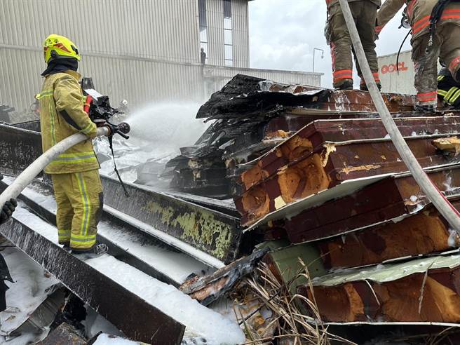 ▲现场疑似是拆卸屋顶铁皮时，不慎引燃泡棉，消防局使用泡沫水线灌救后，顺利控制火势。（基隆市消防局提供／徐佑升基隆传真）