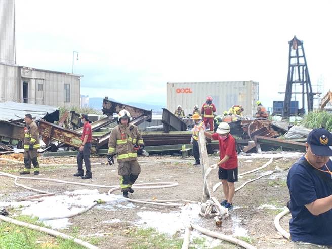 ▲消防队员顺利扑灭火势后，清理现场之情形。（徐佑升摄）