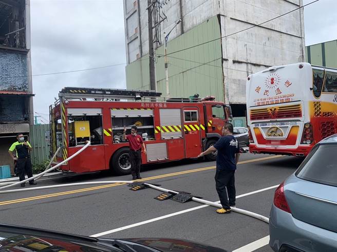 ▲市议员张颢瀚也至现场关心，张表示该地疑似不是第一次发生这种火灾，如果查证疏失属实，市府对于发生这种重大危害公共安全的厂商，后续一定调查要了解原因，并严加咎责。（徐佑升摄）