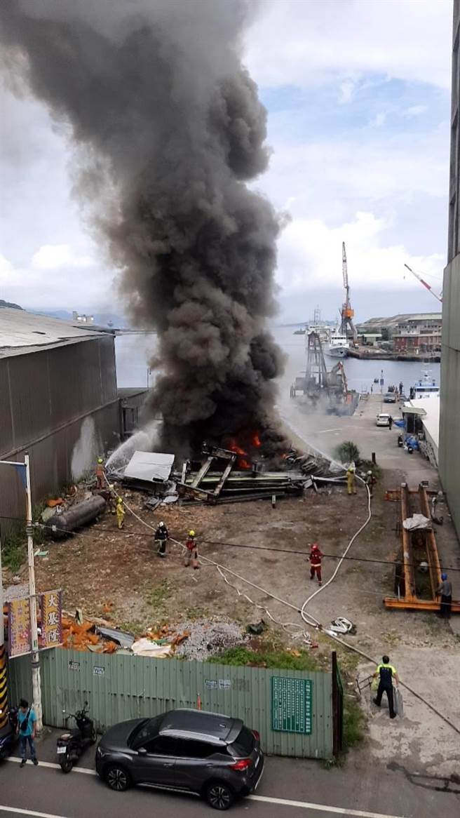 ▲现场大火黑烟通天，相当惊人。（基隆市消防局提供／徐佑升基隆传真）