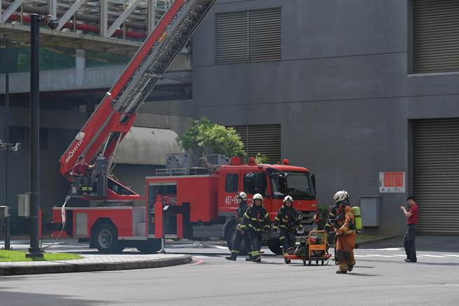 桃园消防局第四大队14日在友达光电龙潭厂办理灾害防救演习。（消防局提供／吕筱蝉桃园传真）