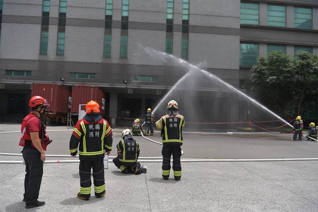 桃园消防局第四大队14日在友达光电龙潭厂办理灾害防救演习。（消防局提供／吕筱蝉桃园传真）