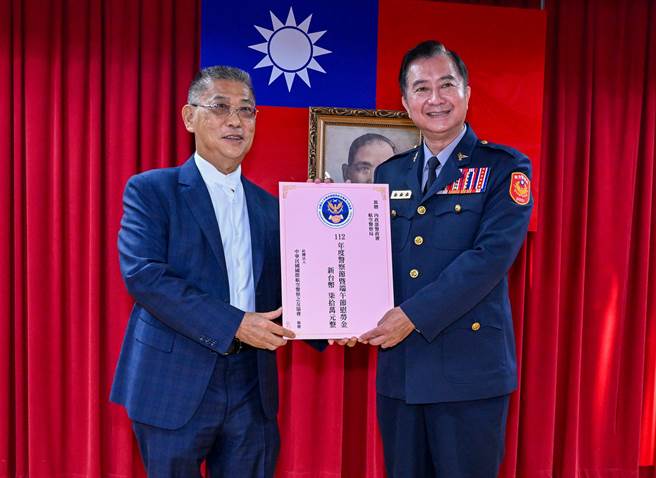 中華民國國際航空警察之友協會理事長江松樺（左）捐出新台幣70萬元作為端午節慰勞金，他也呼籲協會成員共襄盛舉，希望社會以行動力支持警方，當警察的後盾。（陳麒全攝）