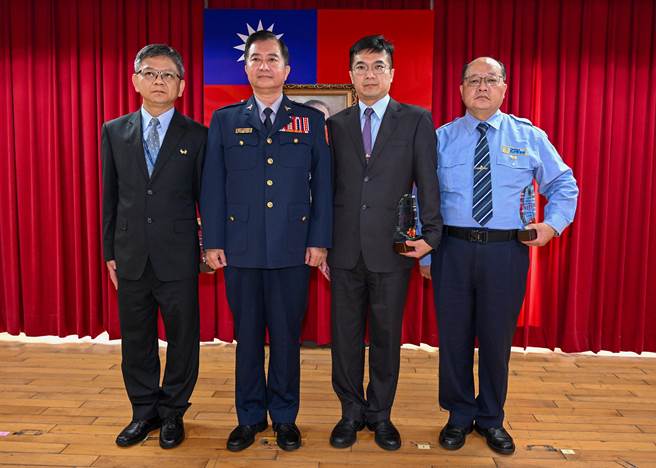 航警局在警察節慶祝大會上表揚3位模範警察，3人都成功打擊毒品交易並溯源阻斷集團犯罪，阻絕毒品於邊境，績效卓著，授獎人員包括偵破毒品運輸的刑事警察大隊小隊長陳龍彥（左一）、刑事警察大隊偵查佐謝汶傑（右二），以及在執行安檢勤務時，查獲以國際快捷郵件夾藏毒品的安全檢查大隊警員楊運方（右一）。（陳麒全攝）