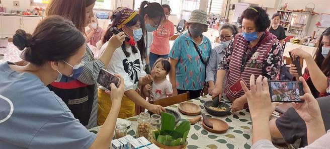花蓮原住民族部落大學6月28、29日將與新住民家庭服務中心合作，開辦「移民及原民的相遇-音樂及香料間的融合」課程，讓族人在製作印尼香料及竹琴的過程中，與新住民展開交流了解，建立良好情誼。（花蓮縣政府原民處提供／羅亦晽花蓮傳真）