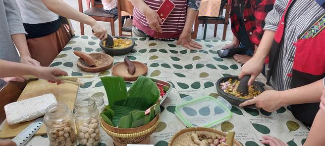 花蓮原住民族部落大學6月28、29日將與新住民家庭服務中心合作，開辦「移民及原民的相遇-音樂及香料間的融合」課程，讓族人在製作印尼香料及竹琴的過程中，與新住民展開交流了解，建立良好情誼。（花蓮縣政府原民處提供／羅亦晽花蓮傳真）