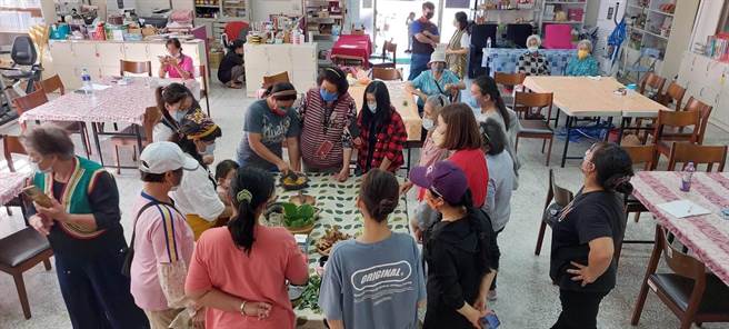 花蓮原住民族部落大學6月28、29日將與新住民家庭服務中心合作，開辦「移民及原民的相遇-音樂及香料間的融合」課程，讓族人在製作印尼香料及竹琴的過程中，與新住民展開交流了解，建立良好情誼。（花蓮縣政府原民處提供／羅亦晽花蓮傳真）